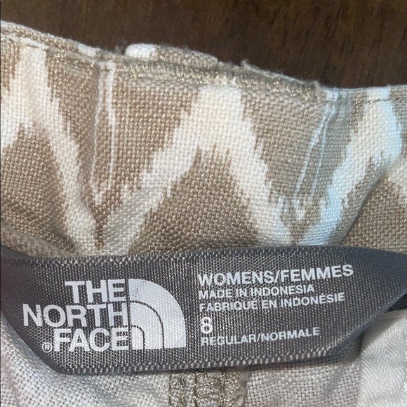 The North Face Tan/White Patterned Shorts, women’s size 8 - Picture 4 of 5